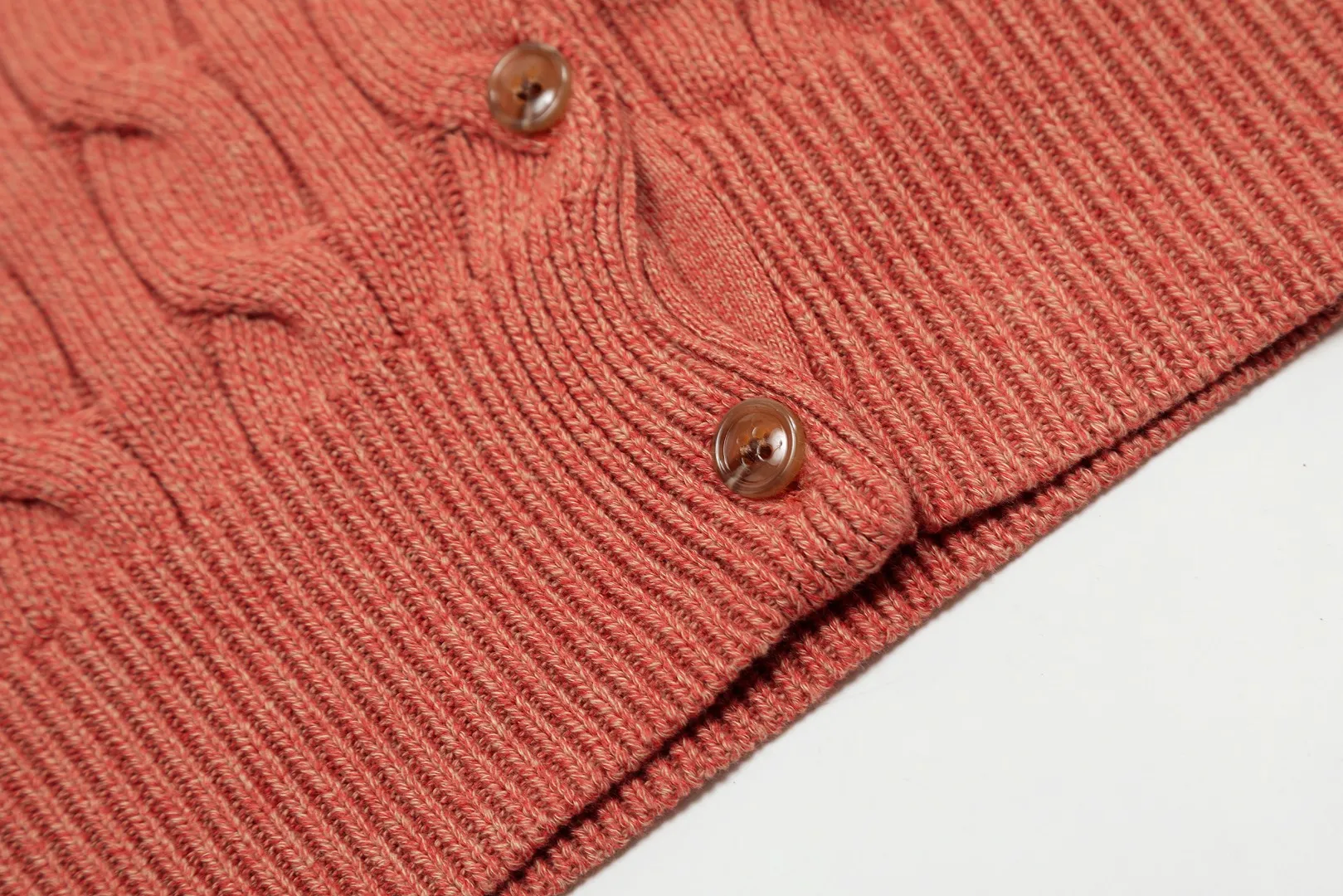 VIVI127 vivienne west wood Pay attention to the three-color splicing thread, Queen Mother West, Vivian, heavy twist twist rope craft classic cardigan, knitted sweater wool, 2024 autumn latest style. Highlight one: 24 latest three-color splicing thread. Up close, there is a gradient effect. Three kinds of same-color and different-color floral threads are interlaced and spliced to make it more advanced and more selling points. Highlight two: 30% wool content. It is blended with sheep wool and has high quality. Anti-pilling technology, not easy to pill. 2.3: Popular version, the upper body is slimmer and not picky. 2.4: JD Maillard autumn and winter color matching. The color matching is very mysterious and atmospheric. Compared with popular styles, it is more special. Size: S -M- L. Color: Three-color purple, three-color brown and orange, three-color coffee.